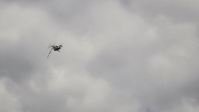 AW169直升机释放照明弹