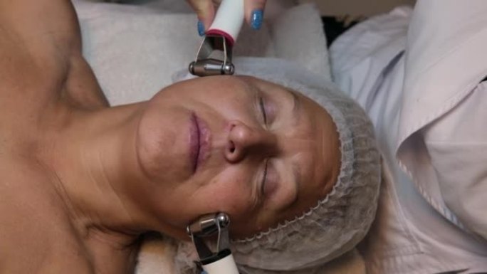 在美容院做抗衰老美容手术的中年妇女。成熟的女人照顾她的脸和身体。抗衰老程序。