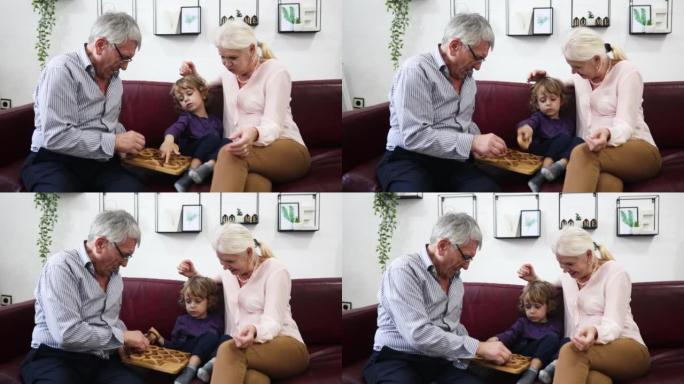 祖父母与孙子一起玩