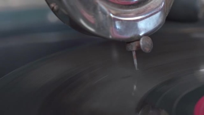 旧留声机正在播放音乐唱片生锈的针。恢复、修复