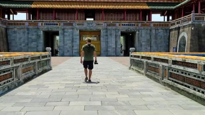 走向越南顺化皇城入口大门的年轻游客