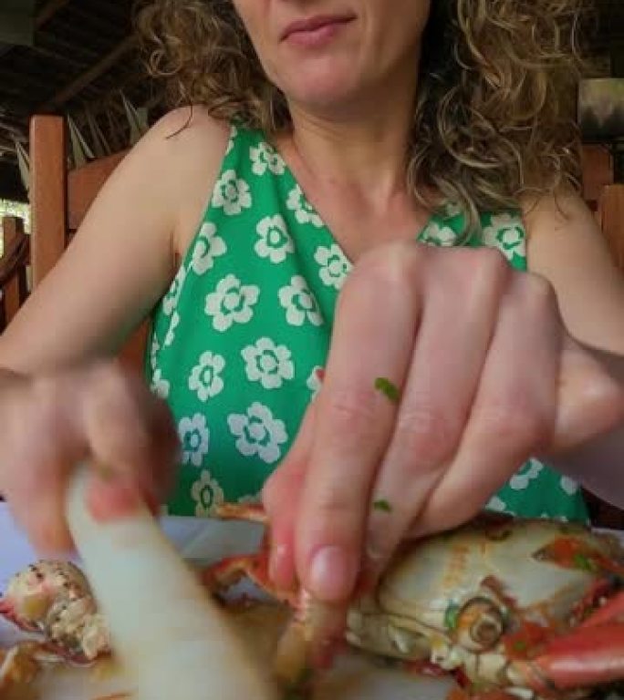 喜欢煮螃蟹的女人。