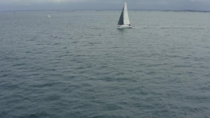 在法国布列塔尼，一艘帆船在海洋中跟随的空中射击