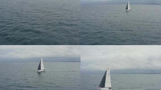 在法国布列塔尼，一艘帆船在海洋中跟随的空中射击