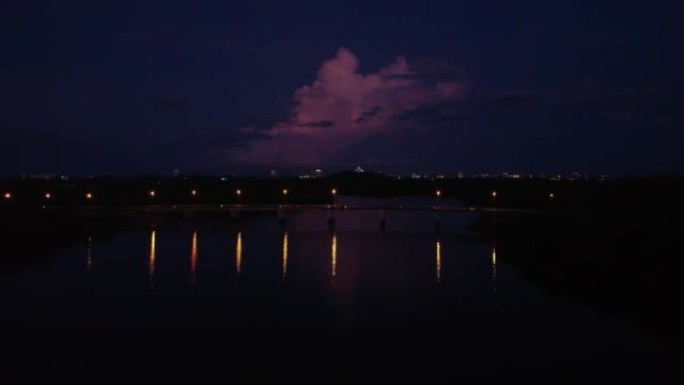 马来西亚砂拉越古晋黄昏的萨拉克河和桥梁鸟瞰图