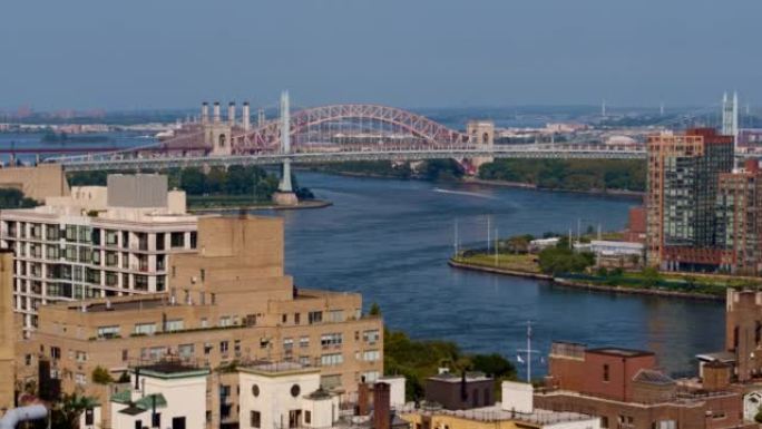 RFK桥和地狱门桥从曼哈顿上东区可以从东河远眺。具有向后下降的摄像机运动的航空视频。