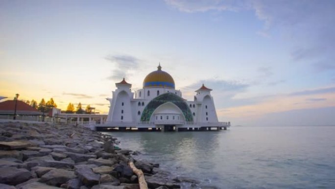 日落时马六甲海峡清真寺的4K延时。向下倾斜的影响