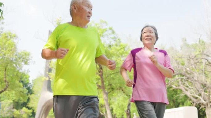 快乐的亚洲老年夫妇在公园锻炼和跑步