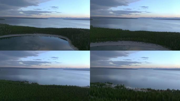 日落时从上方俯瞰黄石湖的空中全景。
