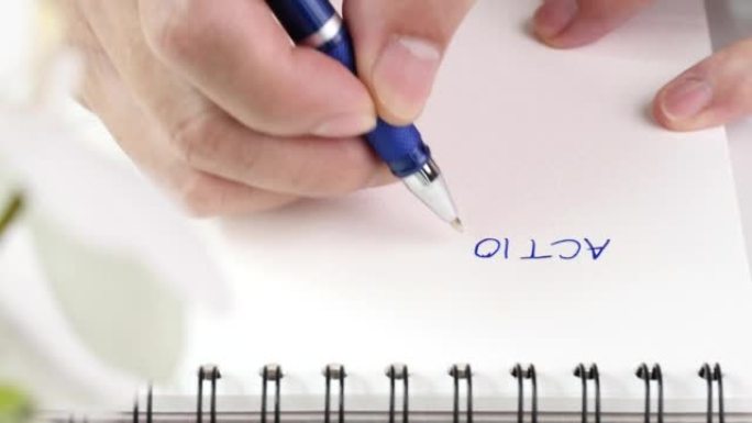行动计划、业务计划的概念。商人使用蓝色墨水中性笔书写行动计划，办公桌上笔记本上的商业计划清单