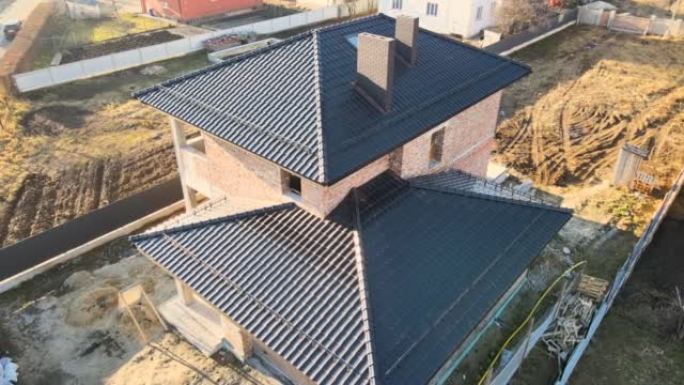 房屋屋顶覆盖有陶瓷瓦的鸟瞰图。在建建筑物的瓷砖覆盖物