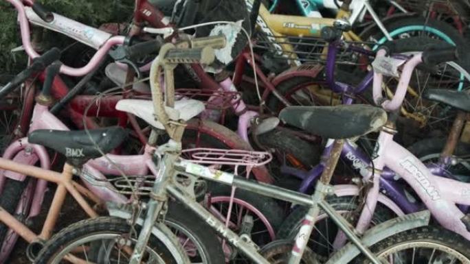 摘要-旧自行车零件堆成一堆在棚子里