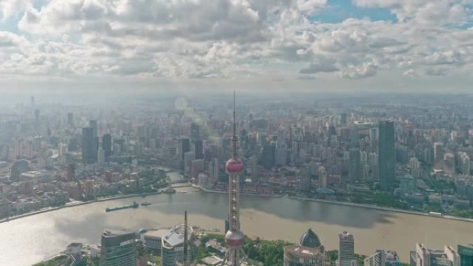 上海市晴天阴天，从上海环球金融中心100楼高视角，4k延时镜头，白云在整个城市移动。
