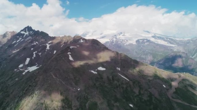 北高加索切get山的天线。埃尔布鲁士山前风景如画的山峰被云彩包围。令人叹为观止的夏季景观