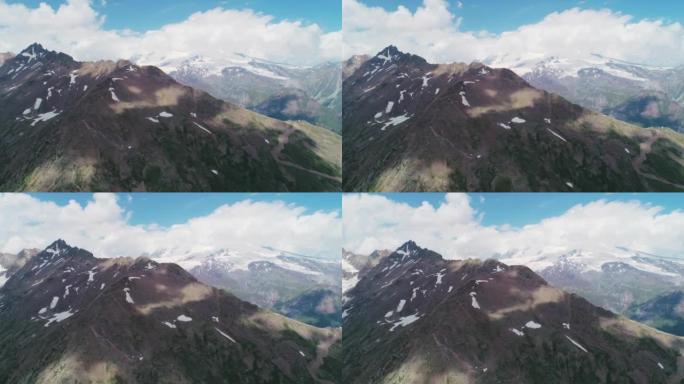 北高加索切get山的天线。埃尔布鲁士山前风景如画的山峰被云彩包围。令人叹为观止的夏季景观