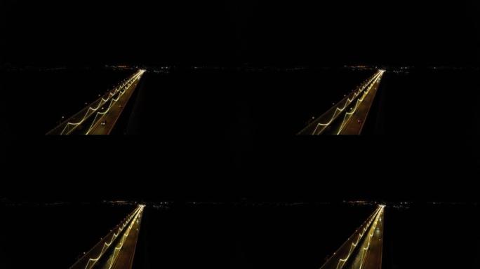 夜间穿越宋卡湖，Tinsulanond桥的桥上的交通车