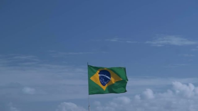 巴西国旗在奥林达天空