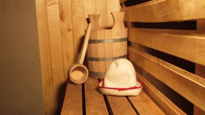 传统的老俄罗斯浴室水疗概念。内部细节芬兰桑拿蒸汽房与传统桑拿配件设置勺毡。放松乡村沐浴概念