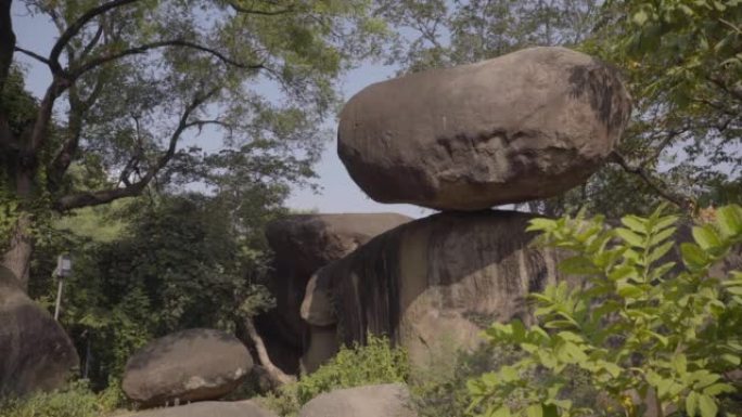 印度贾巴尔普尔杜姆纳自然保护区的巨石平衡