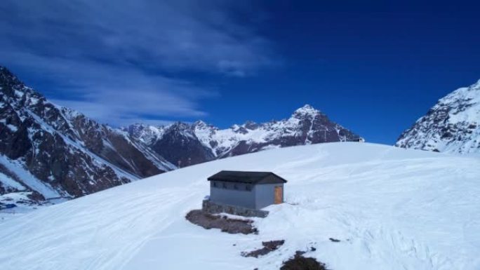 安第斯山脉的滑雪站中心。雪冬风光。