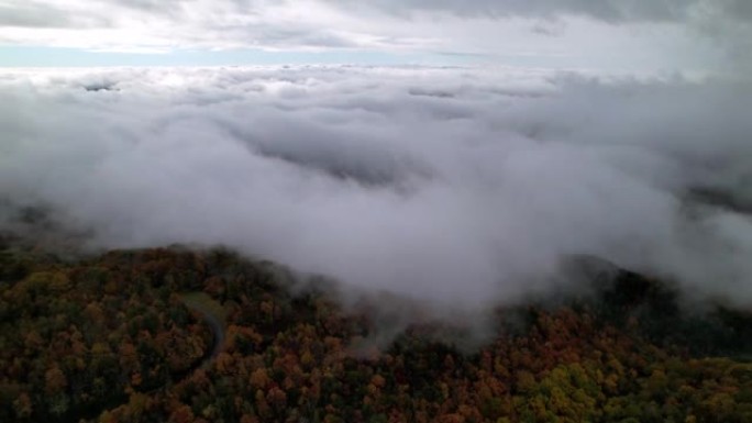 蓝岭山脉空中的秋天颜色和云