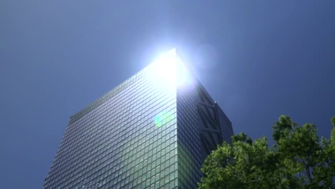 现代商业建筑在日光眼镜上的倒影