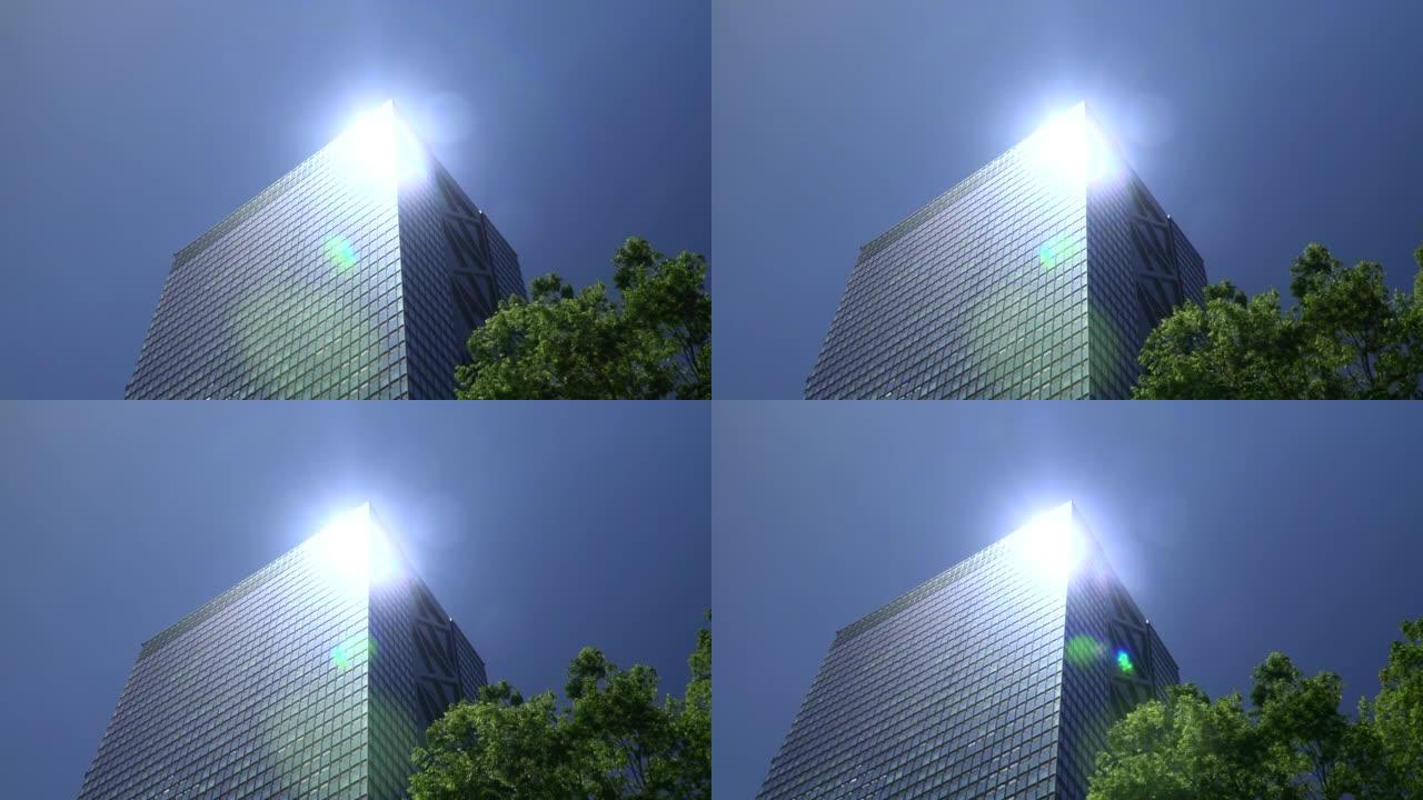 现代商业建筑在日光眼镜上的倒影