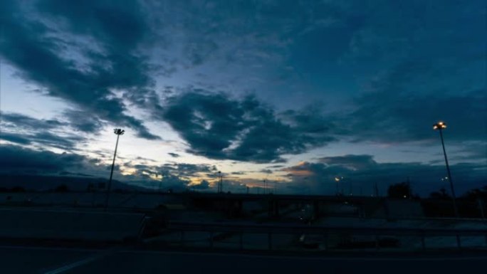 汽车在桥上行驶的延时视频，日落，云随着时间流动，夜晚美丽的灯光。