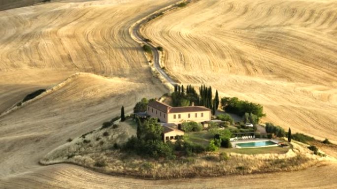 美丽的著名位置风景日落曲线树木和农业农田收获后在意大利佛罗伦萨瓦尔奥西亚的托斯卡纳，从文艺复兴时期的