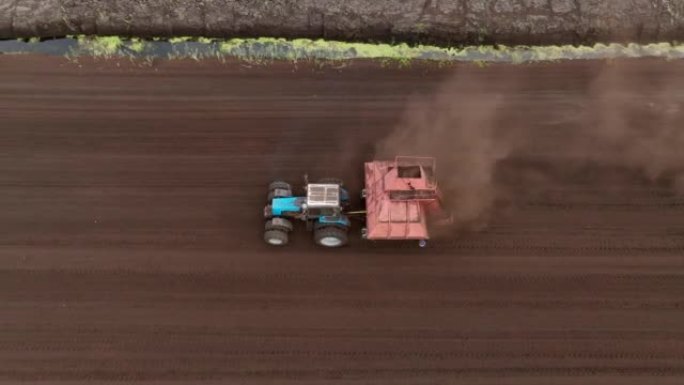 泥炭收割机拖拉机收集提取泥炭。