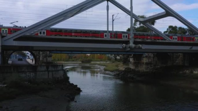 无人机拍到里斯本一列火车经过桥下