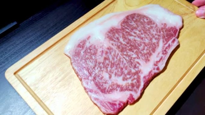 鹿儿岛A5 Wagyu Ribeye来自日本九州野崎农场。高档肉类，烹饪概念
