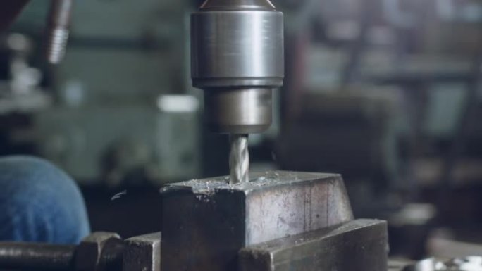车间工厂使用钻床进行金属加工的技术员