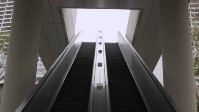 自动扶梯的景色通向火车站，没有任何人在室外使用它