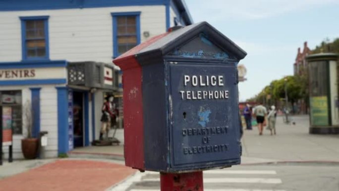 街角的古董警察电话亭