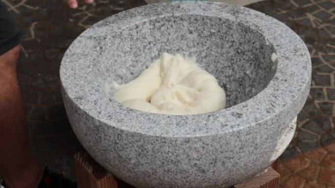 日本新年的饮食传统，在大石头碗里打年糕