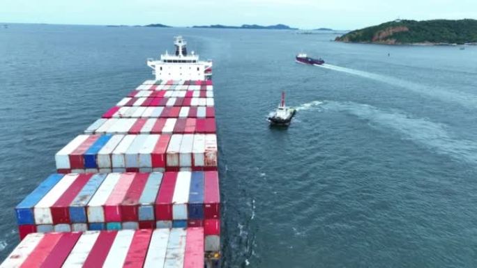 从定制集装箱仓库运送集装箱的智能货船的前视图转到蓝天背景上的海运概念货运服务。货运代理桅杆