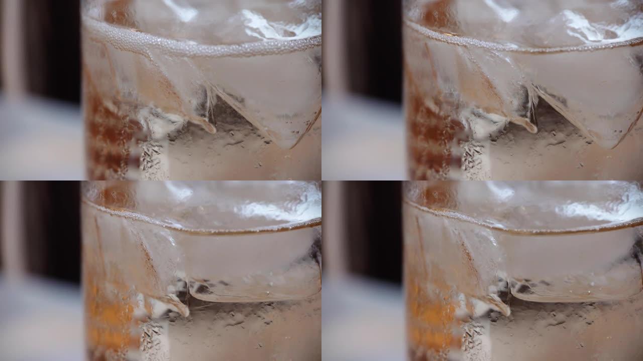 玻璃中冰的碳酸饮料