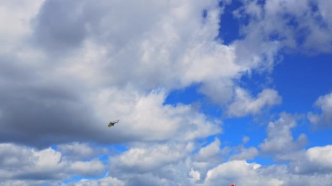 一架直升机在天空中飞行，以侦察道路上的情况。直升机侦察高速公路上的交通堵塞。直升机在晴朗的天气中进行