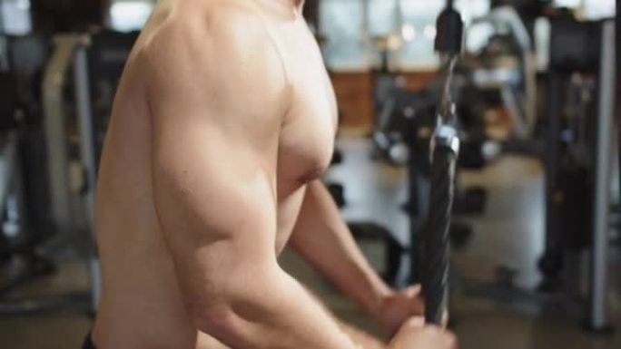 健身男子在健身房锻炼肌肉。裸露的躯干。强壮的运动帅哥