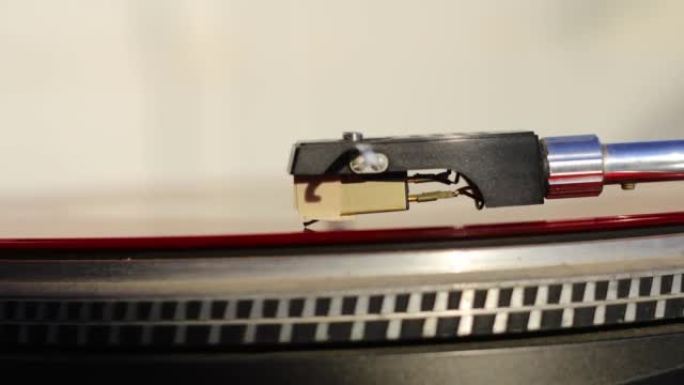 带有剪辑路径的旧红色乙烯基唱片。DJ转盘，带黑胶唱片，播放，顶视图。关闭转盘上的针