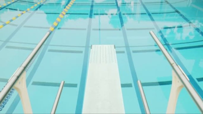 漂浮在跳水板奥林匹克公共游泳池4K 48FPS SLO-MO的末端
