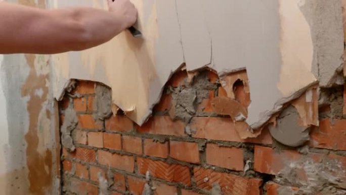 石膏板墙的拆除。房屋翻新和重建的概念。