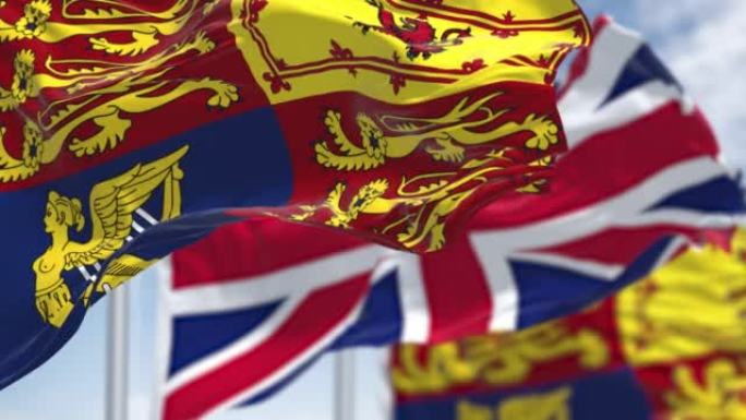英国皇家旗帜和英国国旗一起随风飘扬
