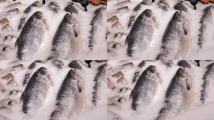超市里冰上去皮红鱼的特写镜头。