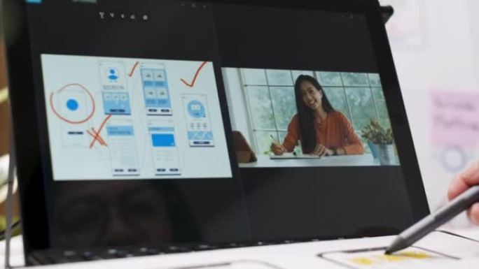 女性ux ui开发人员的近距离使用交互式板在在线会议视频通话中向同事解释