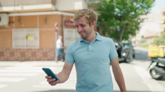年轻人在街上使用智能手机微笑着自信