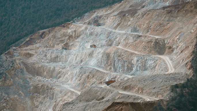 云南矿产发展挖山采石破坏环境石头运输