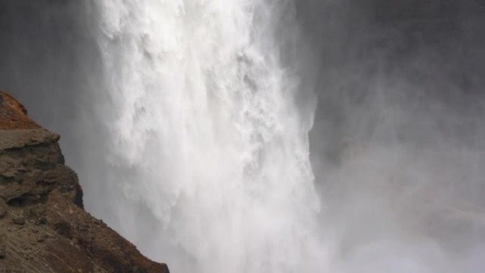 海佛斯瀑布的特写。水流落下力量雄伟的大自然