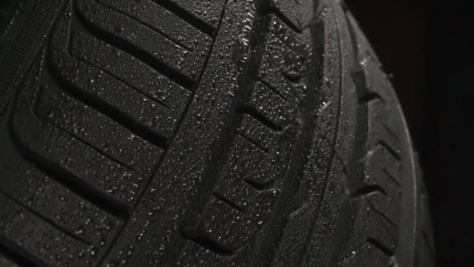 黑色背景上的湿轮胎胎面